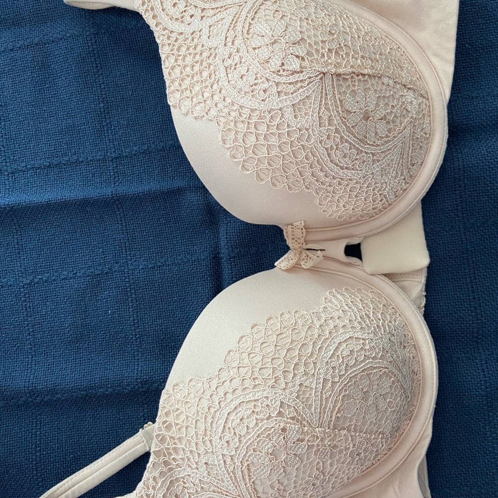 34D Victoria Secret Bra
